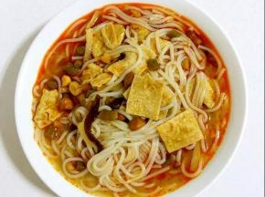 一碗香辣诱人的螺蛳粉就做好啦！赶紧开吃吧！

