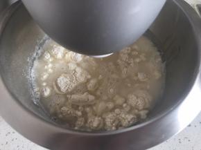 称出辅料里的面粉和水，开始揉面