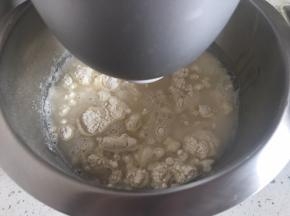 称出辅料里的面粉和水，开始揉面