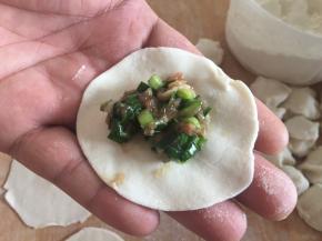 饺子皮上放入适量饺子馅