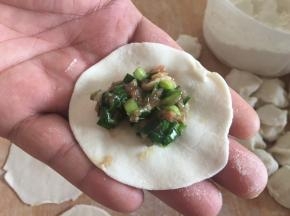 饺子皮上放入适量饺子馅