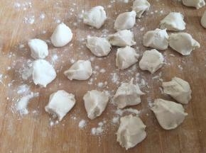 揪成大小均匀的剂子，撒些干粉防粘