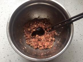 加入蚝油搅拌均匀