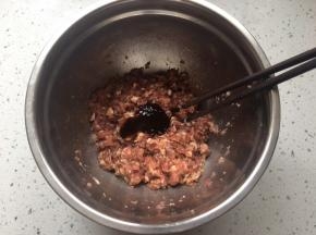 加入蚝油搅拌均匀
