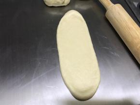 用擀面杖擀成长舌形