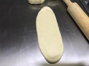 用擀面杖擀成长舌形