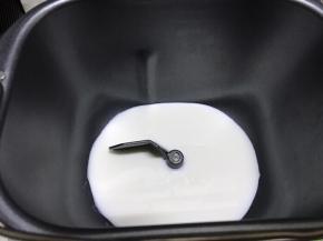 我用的面包机揉面，先放入牛奶