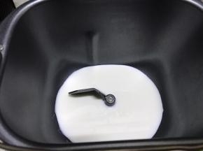 我用的面包机揉面，先放入牛奶