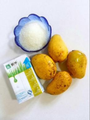 准备好所需食材：
牛奶250克，白糖50克，小台芒4个！
