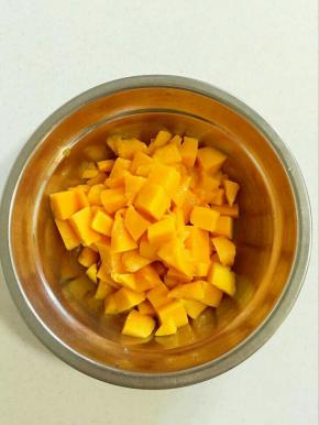 小台芒去皮去核，切成小丁备用！