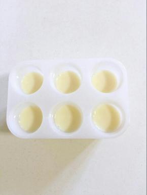 把搅拌均匀的牛奶倒入到雪糕模具中，不要倒的太满，7分满即可！
