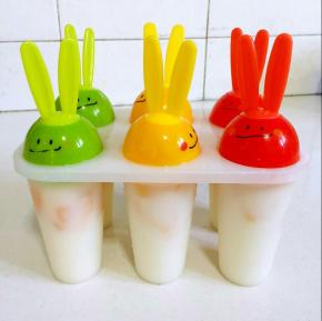 盖上雪糕模具的盖子，放在冰箱冷冻12小时即可！

