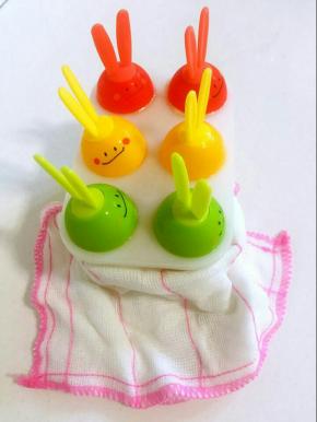 时间到了，用热毛巾在雪糕模具上敷一下，就可以轻松的把雪糕拿出来啦！
