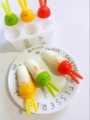 做好的牛奶芒果雪糕，松软香甜，带着浓浓的奶香味儿和芒果味儿，好吃极啦！




