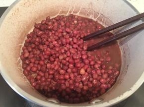 将砂糖搅拌煮化即可