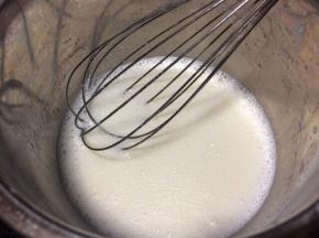 准备好所有材料，牛奶与玉米油混合搅拌均匀至乳化。