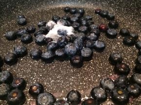 清洗干净的蓝莓放入不粘锅中，加入10克细砂糖，用中小火煮。