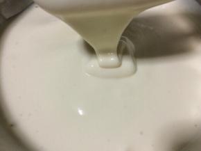 最后混合的面糊状态，刮刀舀起，面糊滴落不断，纹路不易消失。