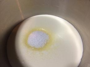 淡奶油加入10克细砂糖打发至初见纹路，大概5-6分发，放入蓝莓果酱混合搅拌均匀成蓝莓慕斯液。