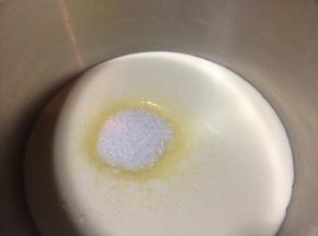 淡奶油加入10克细砂糖打发至初见纹路，大概5-6分发，放入蓝莓果酱混合搅拌均匀成蓝莓慕斯液。