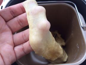 把水，玉米油，鸡蛋，细砂糖，细盐，面粉，酵母依次放入面包机中，按和面程序和面20分钟，面团到拉出较厚薄膜即可。