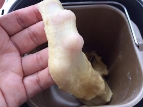 把水，玉米油，鸡蛋，细砂糖，细盐，面粉，酵母依次放入面包机中，按和面程序和面20分钟，面团到拉出较厚薄膜即可。