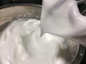 蛋白霜湿性发泡的状态，打蛋器提起，蛋白霜形成大弯钩即可。