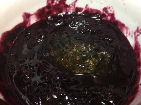 等煮好的蓝莓酱降温至65左右，放入吉利丁片混合搅拌至融化。