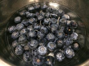 成树莓慕斯凝固时间，就可以制作蓝莓慕斯部分，同样可以用蓝莓果酱直接做慕斯，我蓝莓果酱用完了，所以用新鲜的，蓝莓先用盐水浸泡15分钟左右清洗干净。