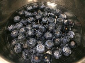 成树莓慕斯凝固时间，就可以制作蓝莓慕斯部分，同样可以用蓝莓果酱直接做慕斯，我蓝莓果酱用完了，所以用新鲜的，蓝莓先用盐水浸泡15分钟左右清洗干净。