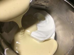 再把面糊倒入剩余的蛋白霜中，用切拌的手法或上下搅拌的手法混合均匀。