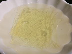 接下来先做树莓慕斯部分，吉利丁片先用冷水泡软。