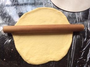 和好的面团取出放到操作台中，用擀面杖擀开成圆形装。