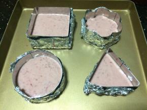 把制作好的树莓慕斯液倒入模具中，放入冰箱冷藏至凝固，大约40分钟。