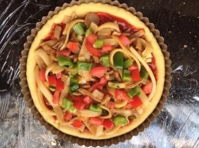 放入炒好的河粉和西红柿、青甜椒粒。