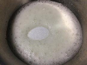 打至有少量的小鱼眼泡加入第二次的细砂糖打发。