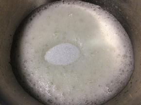 打至有少量的小鱼眼泡加入第二次的细砂糖打发。