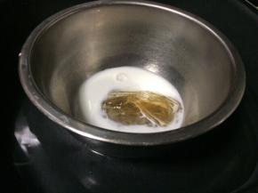 锅中放入适量的水烧至70度，拿个干净的的容器倒入牛奶，放入泡软的吉利丁片，放入锅中，隔水搅拌至吉利丁片完全融化成吉利丁液即可。