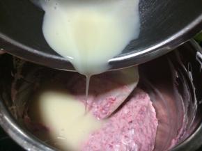 再加入吉利丁液，混合均匀，成树莓慕斯液。