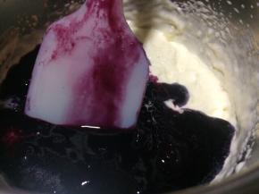 淡奶油加入10克细砂糖打发至初见纹路，大概5-6分发，放入蓝莓果酱混合搅拌均匀成蓝莓慕斯液。