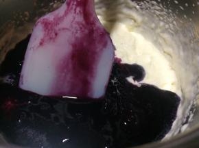 淡奶油加入10克细砂糖打发至初见纹路，大概5-6分发，放入蓝莓果酱混合搅拌均匀成蓝莓慕斯液。