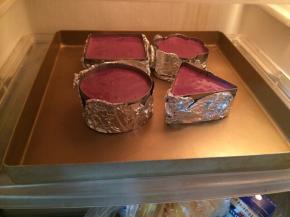 这时树莓慕斯凝固定型，把制作好的的蓝莓慕斯液依次倒入模糊中，再放入冰箱冷藏4-5小时即可。