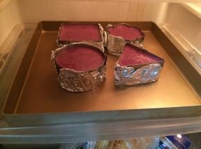 这时树莓慕斯凝固定型，把制作好的的蓝莓慕斯液依次倒入模糊中，再放入冰箱冷藏4-5小时即可。