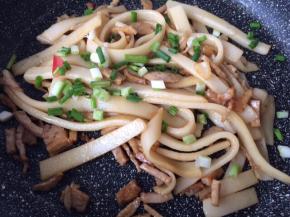 撒入香葱起锅盛出放凉。