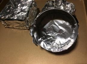 慕斯模具用锡纸包住底部，放烤盘上。