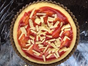 先放入一层马苏里拉芝士。