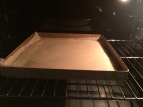 烤箱预热10分钟，上火165度，下火160度，时间18分钟左右。