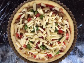 在撒入一层马苏里拉芝士。