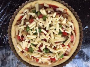 在撒入一层马苏里拉芝士。