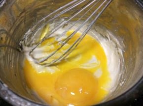 加入蛋黄继续搅拌均匀。